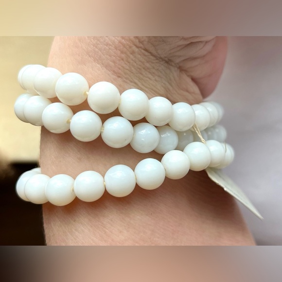 White bead 3 elastic bracelets NWOT- elephant luck pendant jewelry - Picture 4 of 12